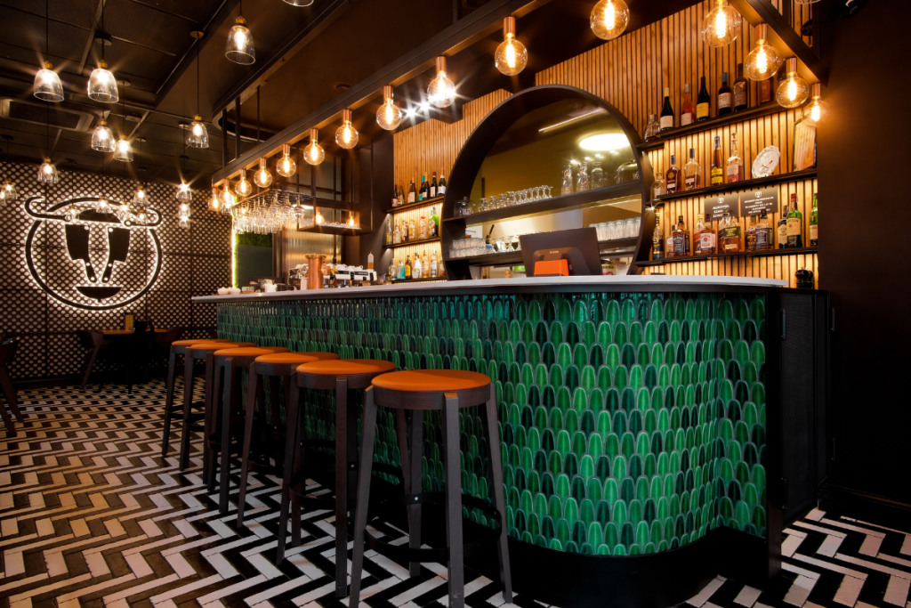 restauracja wyłożona mozaiką aurora green połysk raw decor na barze oryginalne i ekskluzywne wnętrze